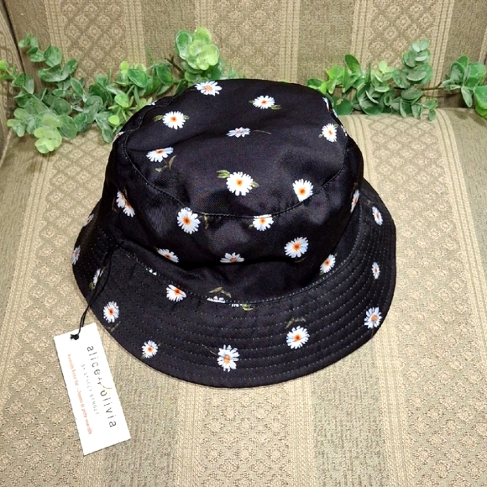 NWT Alice & Olivia By Stacey Bendet Reversible Daisy Bucket Hat